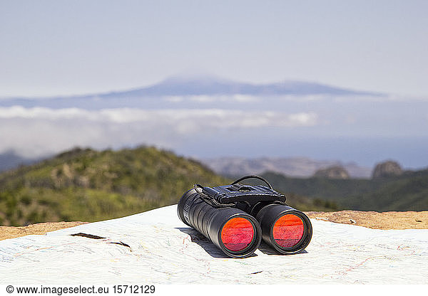 Spanien  Kanarische Inseln  La Gomera  Fernglas und Karte auf dem Gipfel des Garajonay mit dem Teide-Vulkan im fernen Hintergrund