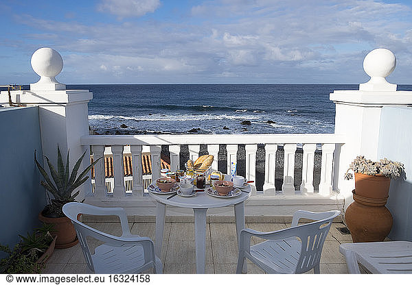 Spanien  Kanarische Inseln  La Gomera  Gedeckter Frühstückstisch auf der Dachterrasse