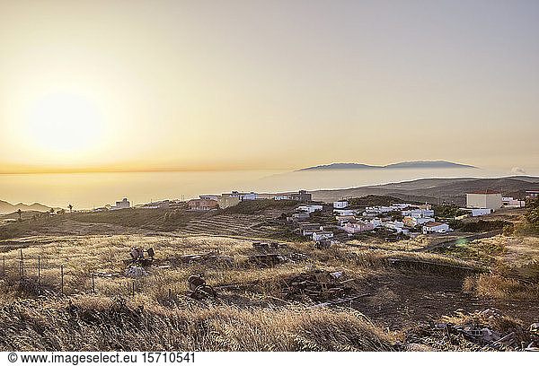 Spanien  Kanarische Inseln  La Gomera  Küstendorf bei Sonnenuntergang