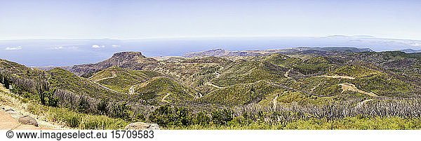 Spanien  Kanarische Inseln  La Gomera  Serpentinenstraße vor dem Tafelberg vom Gipfel des Garajonay aus gesehen