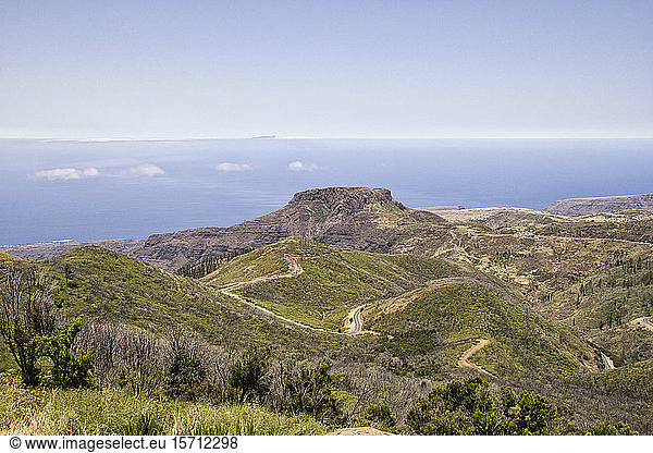 Spanien  Kanarische Inseln  La Gomera  Serpentinenstraße vor dem Tafelberg vom Gipfel des Garajonay aus gesehen