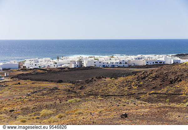 Spanien Kanarische Inseln Lanzarote Blick auf das Fischerdorf El Golfo
