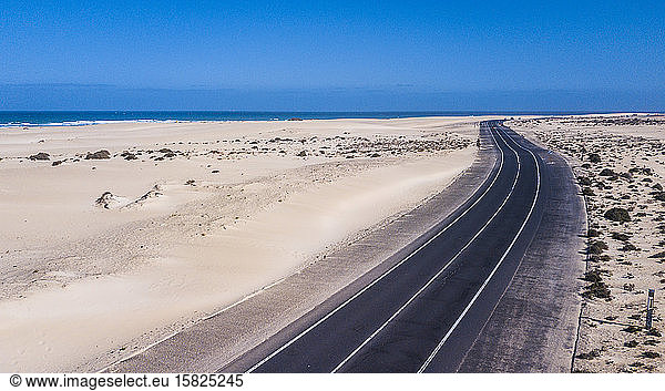 Spanien  Kanarische Inseln  Luftaufnahme der Strandautobahn auf der Insel Fuerteventura