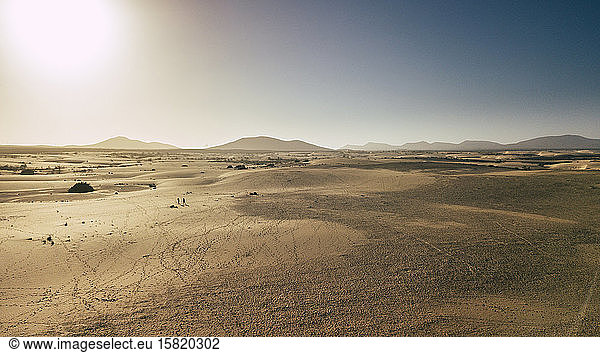 Spanien  Kanarische Inseln  Sonne scheint über der Wüste der Insel Fuerteventura