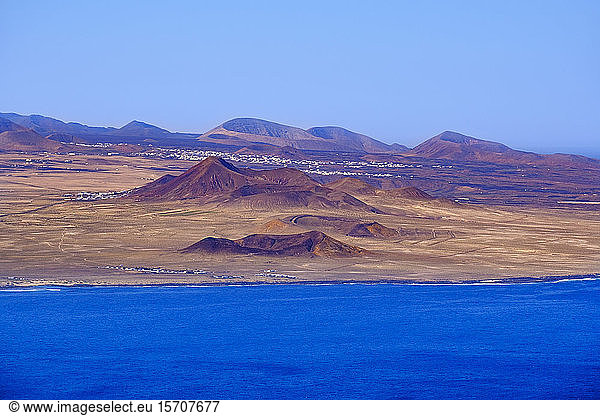 Spanien  Kanarische Inseln  Tinajo  Panoramablick auf die vulkanische Küste der Insel Lanzarote