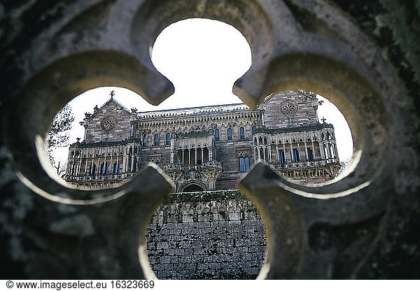Spanien  Kantabrien  Comillas  Sobrellanos Palast  Blick durch das Kleeblattfenster