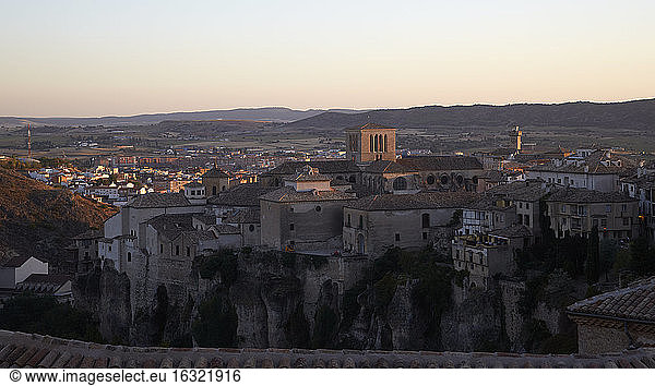 Spanien  Kastilien-La Mancha  Cuenca  Stadtbild im Abendlicht