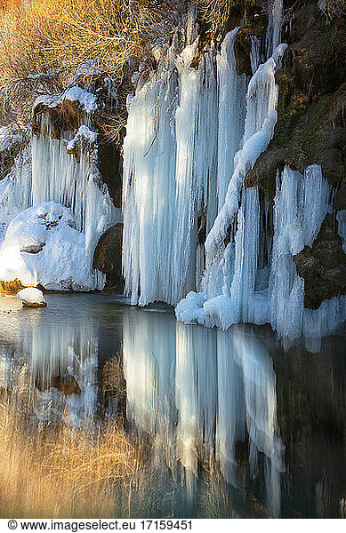 Spanien  Kastilien-La Mancha  Gefrorener Wasserfall am Cuervo-Fluss