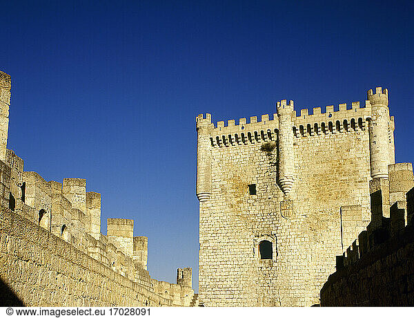 Spanien  Kastilien und León  Provinz Valladolid. Burg von Peñafiel (10.-15. Jahrhundert). Fernan Gonzalez begann 947 mit dem Bau der Peñafiel-Burg zur Verteidigung gegen die Araber. Sancho Garcia errichtete die Burg im Jahr 1013  um das Land zu schützen. Huldigungsturm.