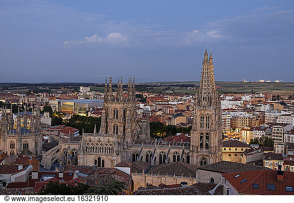 Spanien  Kastilien und Leon  Burgos  Stadtbild mit Kathedrale am Abend