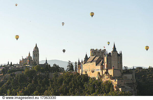 Spanien  Kastilien und Leon  Segovia  Heißluftballons fliegen über die Kathedrale von Segovia und den Alcazar von Segovia