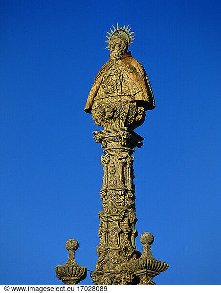 Spanien  Kastilien und Leon  Soria. Eremitage von el Miron. Säulenbüste im churrigueresken Stil  die den Heiligen Saturius von Soria darstellt  von dem Bildhauer Juan Antonio Miguel im Jahr 1775. Einsiedlerheiliger von Spanien (493-568).