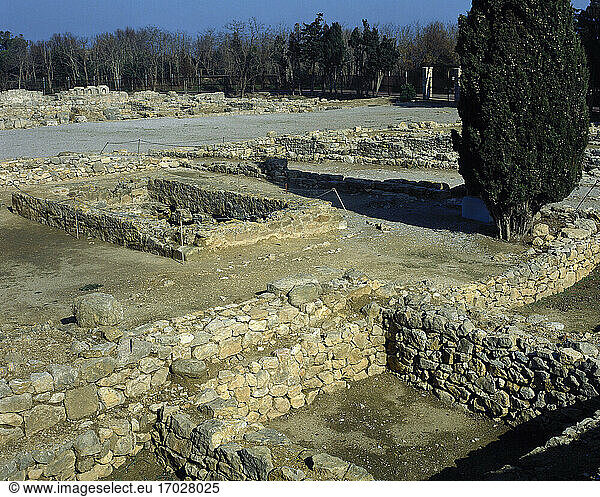 Spanien Katalonien Provinz Girona Empuries. Griechisches Neapolis. Archäologische Überreste des Macellum (2. Jh. v. Chr.) rund um eine große Zisterne die für den öffentlichen Gebrauch bestimmt war.