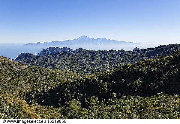 Spanien  La Gomera  Blick auf den Garajonay-Nationalpark und Teneriffa im Hintergrund