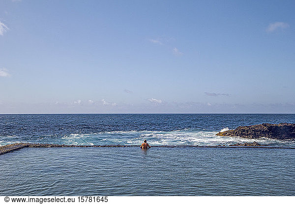 Spanien  La Gomera  Hermigua  Mann schwimmt im Meerwasserbecken