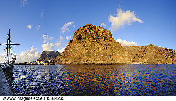 Spanien  La Gomera  Valle Gran Rey  der Berg Tequergenche und die Küstenlinie der Insel La Gomera