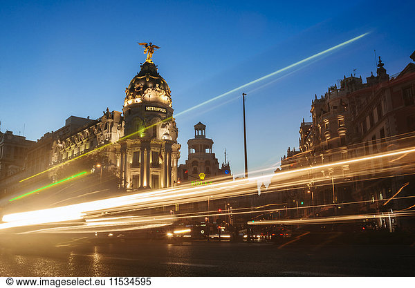 Spanien  Madrid  Gran Via Street und Metropolis Gebäude bei Nacht