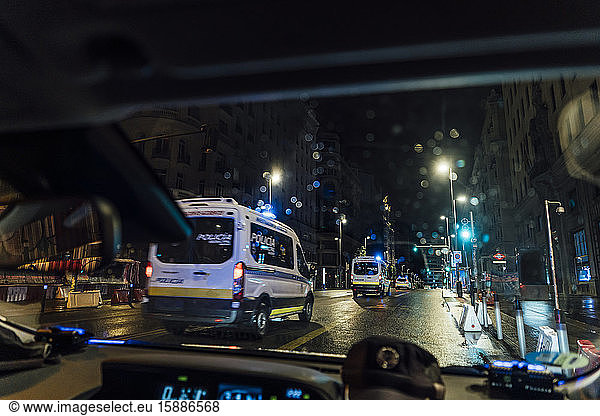 Spanien  Madrid  Innenraum eines Autos  das nachts hinter der Polizei herfährt