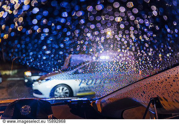 Spanien  Madrid  Inneres eines Autos  das nachts vor einem patrouillierenden Polizeiauto geparkt ist