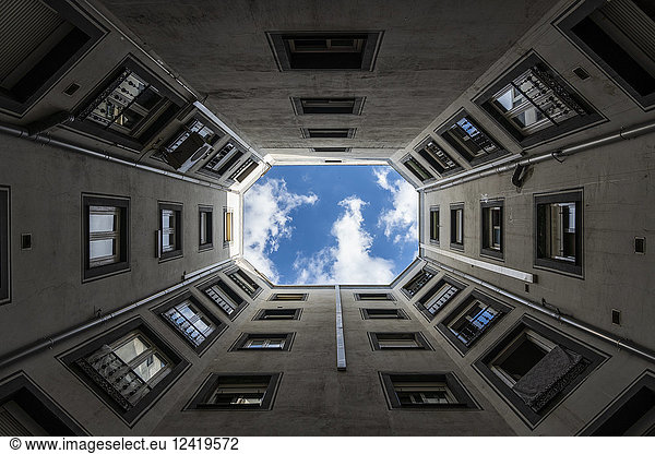 Spanien  Madrid  Nuevos Ministerios  Blick aus der Froschperspektive auf den Innenhof eines Gebäudes