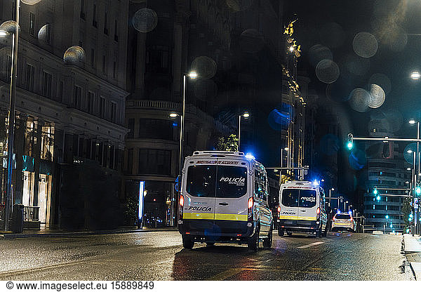 Spanien  Madrid  Polizeiautos fahren nachts auf der Straße