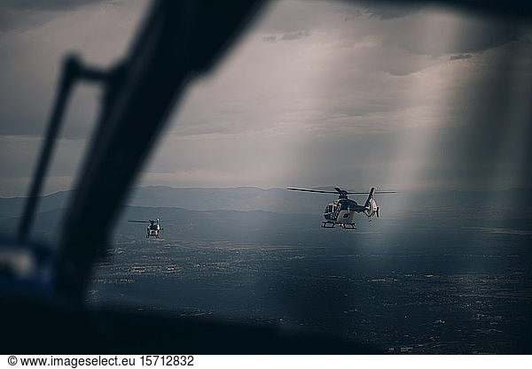 Spanien  Madrid  Polizeihubschrauber fliegen über der Stadt