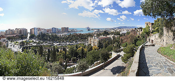 Spanien  Malaga  Blick auf die Burg Alcazaba am Hafen