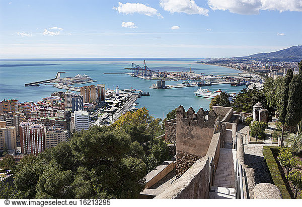 Spanien  Malaga  Blick von der Burg Alcazaba am Hafen