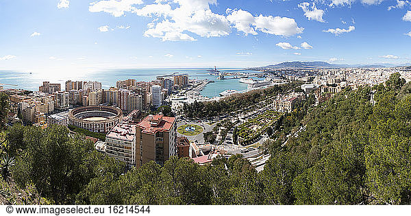 Spanien  Malaga  Blick von der Burg Alcazaba und La Malagueta am Hafen