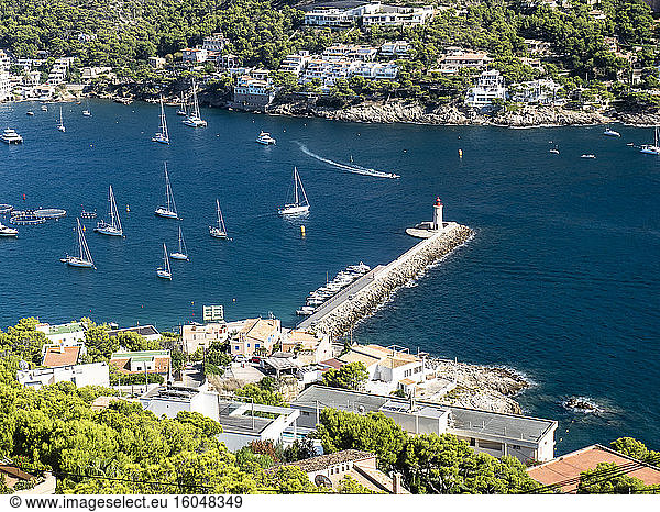 Spanien  Mallorca  Andratx  Segelboote segeln in der Bucht der Küstenstadt im Sommer