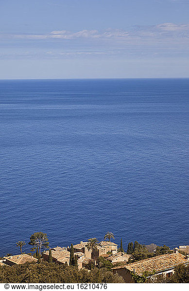 Spanien  Mallorca  Blick auf Bergdorf an der Westküste