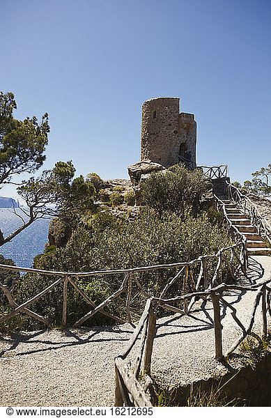Spanien  Mallorca  Blick auf den Torre des Verger mit Holzgeländer