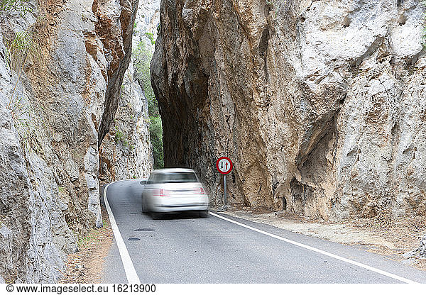 Spanien  Mallorca  Blick auf ein Auto  das durch enge Tunnel fährt