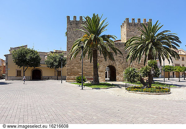Spanien  Mallorca  Blick auf Stadtmauer und Tor