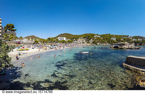 Spanien  Mallorca  Camp de Mar  Große Gruppe von Menschen  die im Sommer am Küstenstrand entspannen