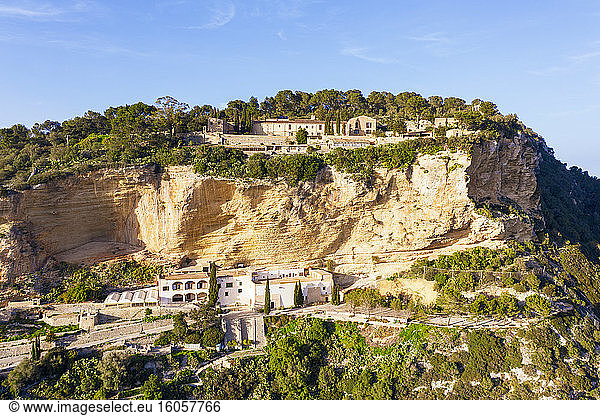 Spanien  Mallorca  Drohnenansicht der Ermita de Sant Honorat und Santuari de Nostra Senyora de Gracia im Sommer