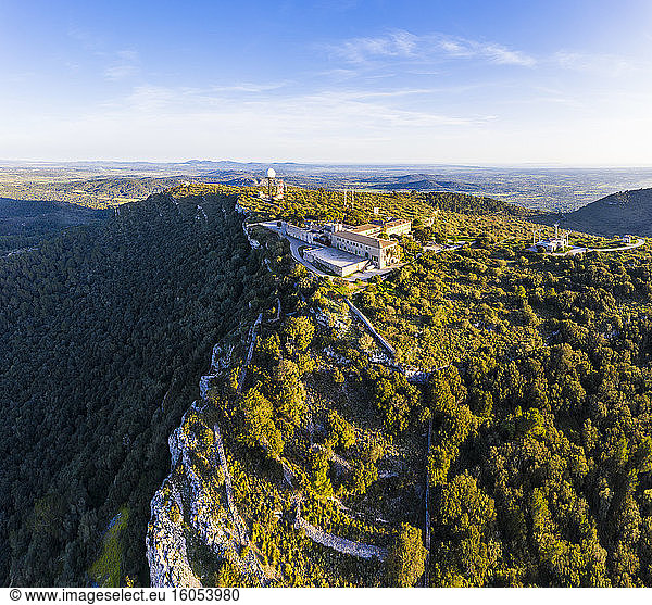 Spanien  Mallorca  Drohnenansicht des Santuari de Nostra Senyora de Cura und des Berges Puig De Randa im Sommer