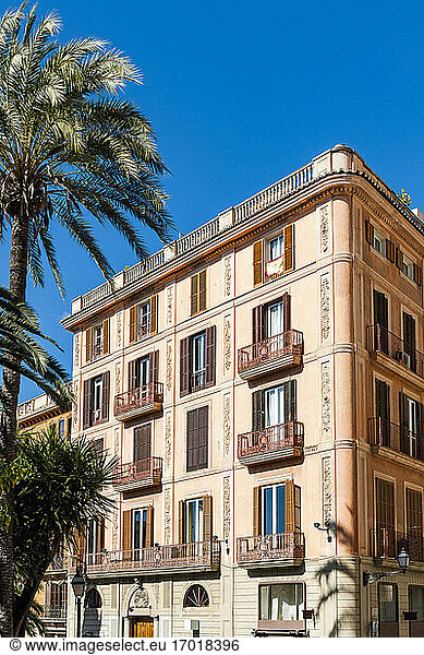 Spanien  Mallorca  Palma de Mallorca  Balkone eines städtischen Wohngebäudes