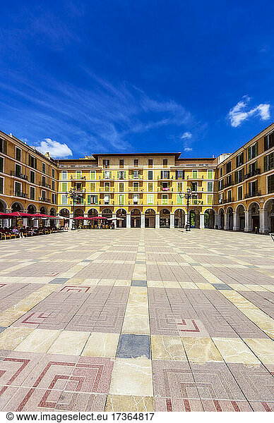 Spanien  Mallorca  Palma de Mallorca  Leere Plaza Mayor an einem sonnigen Tag