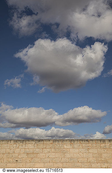 Spanien  Mallorca  Tiefblick auf Wolken  die über einer Ziegelmauer schweben