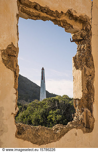 Spanien  Mallorca  Turm durch das Fenster einer Gebäuderuine gesehen
