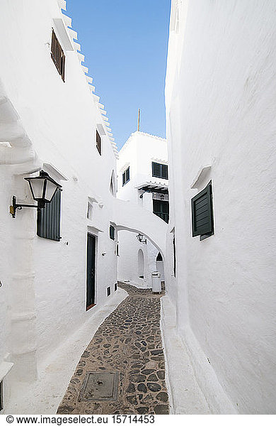 Spanien  Menorca  Binibeca  Weiß getünchte Häuser und enge Gasse