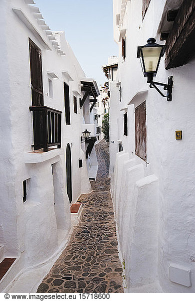 Spanien  Menorca  Binibeca  Weiß getünchte Häuser und enge Gasse