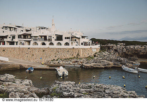 Spanien  Menorca  Binibeca  Weiß getünchte Häuser und Küste