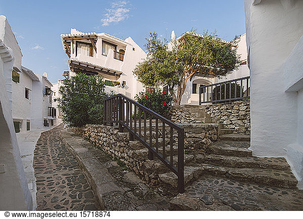 Spanien  Menorca  Binibeca  Weiß getünchte Häuser und Treppen