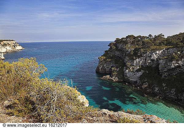 Spanien  Menorca  Blick auf Cala Macarelleta