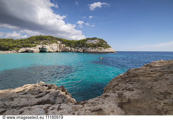 Spanien  Menorca  Blick auf Cala Mitjaneta in Cala Mitjana