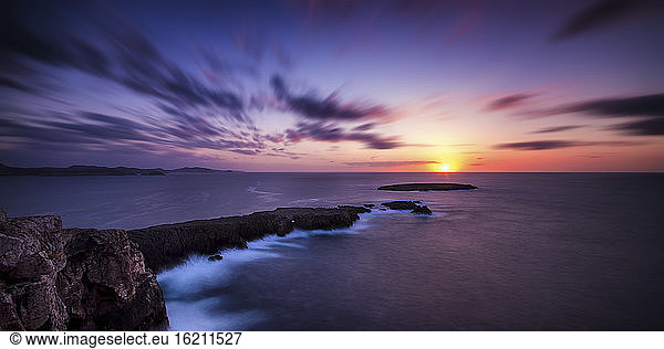 Spanien  Menorca  Blick auf Cap De Cavalleria bei Sonnenuntergang
