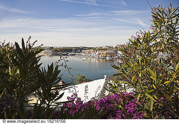 Spanien  Menorca  Blick auf das Dorf Es Castell