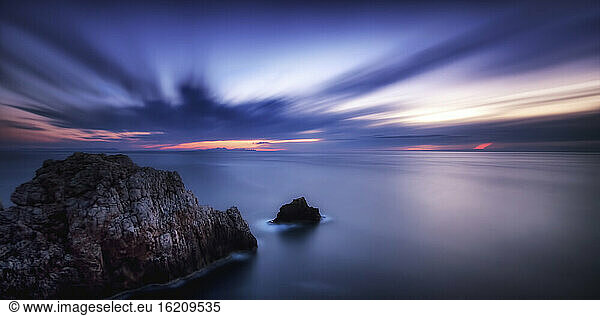 Spanien  Menorca  Blick auf Punta Nati bei Sonnenuntergang